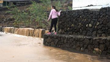 Una chica junto a una zona inundada de Las Breñas, en Yaiza (Lanzarote)