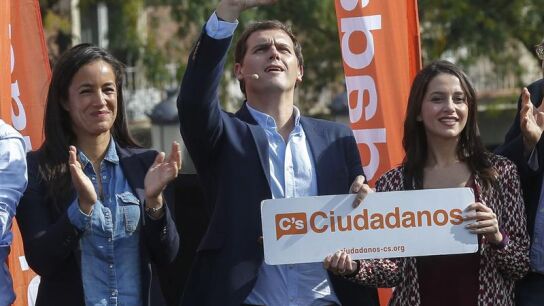  El l&iacute;der de Ciudadanos acompa&ntilde;ado por In&eacute;s Arrimadas y Bego&ntilde;a Villac&iacute;s