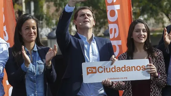 El líder de Ciudadanos acompañado por Inés Arrimadas y Begoña Villacís El líder de Ciudadanos acompañado por Inés Arrimadas y Begoña Villacís