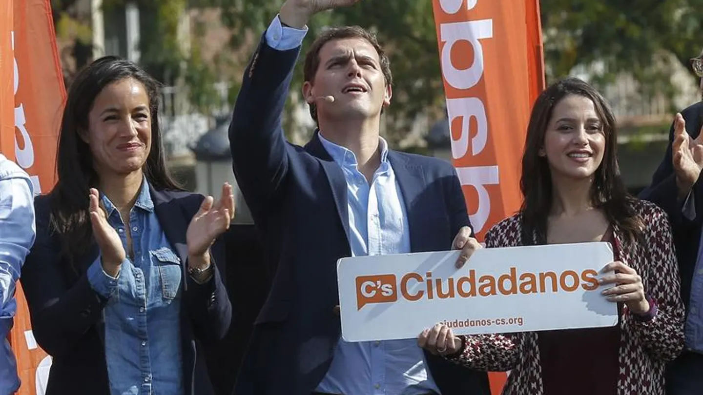 El líder de Ciudadanos acompañado por Inés Arrimadas y Begoña Villacís El líder de Ciudadanos acompañado por Inés Arrimadas y Begoña Villacís