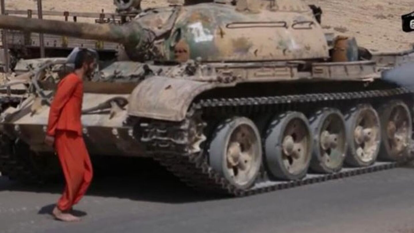 Momento del v&iacute;deo en el que el tanque se acerca al prisionero