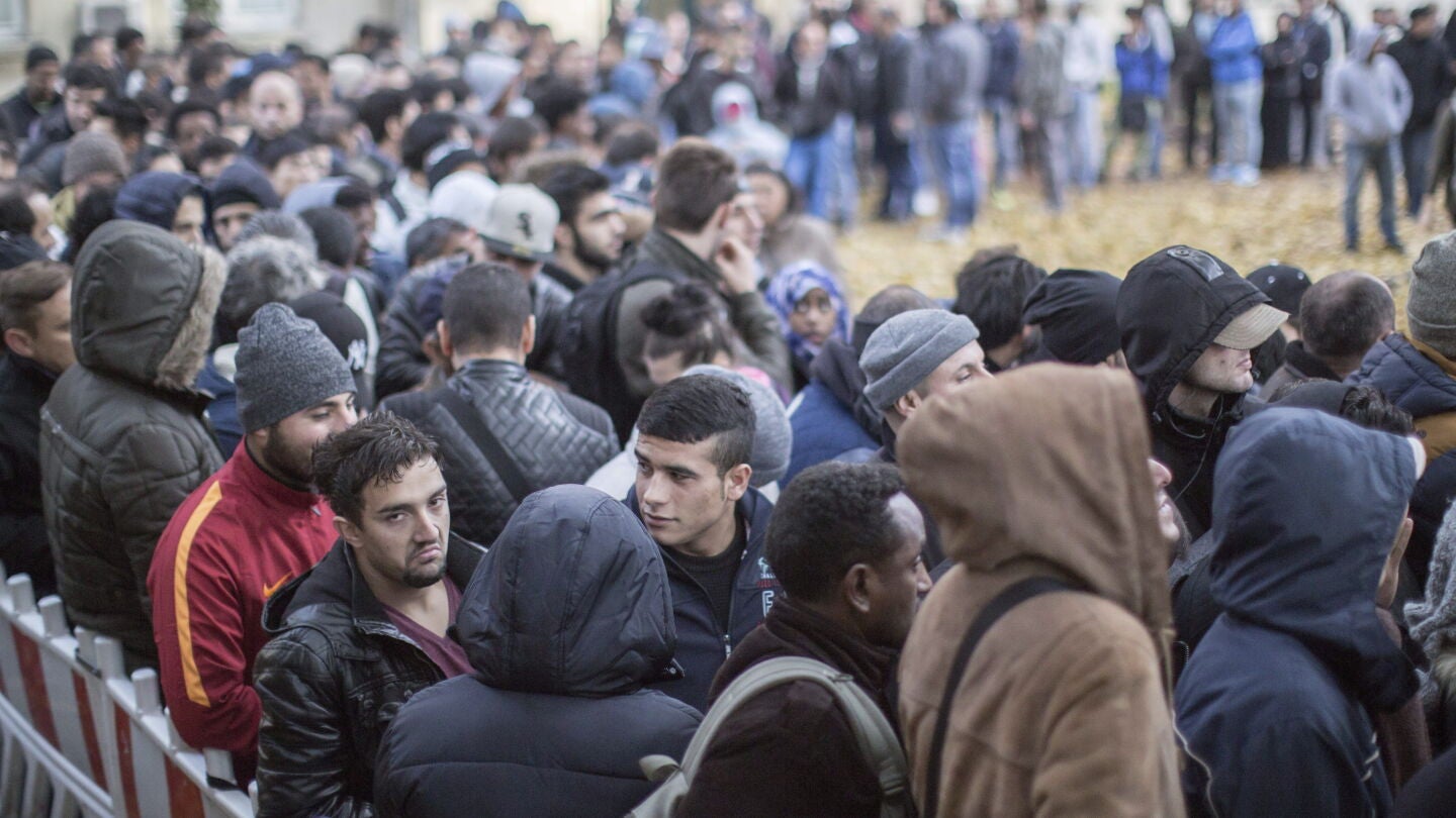Refugiados esperan ante la oficina de Sanidad y Asuntos Sociales en Berl&iacute;n