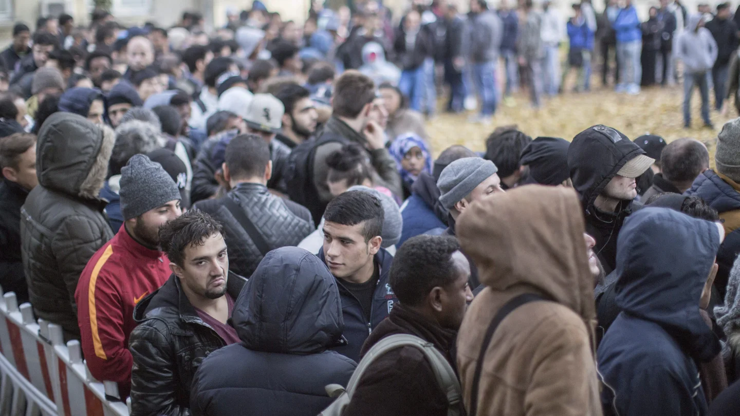 Refugiados esperan ante la oficina de Sanidad y Asuntos Sociales en Berlín Refugiados esperan ante la oficina de Sanidad y Asuntos Sociales en Berlín