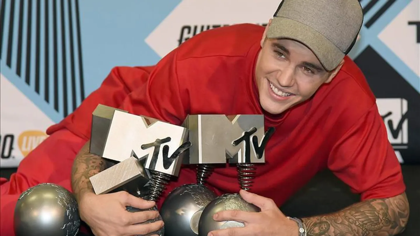 El cantante canadiense Justin Bieber con sus galardones El cantante canadiense Justin Bieber con sus galardones