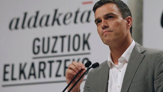 El secretario general del PSOE, Pedro S&aacute;nchez, interviene en un acto pol&iacute;tico de su partido en Eibar