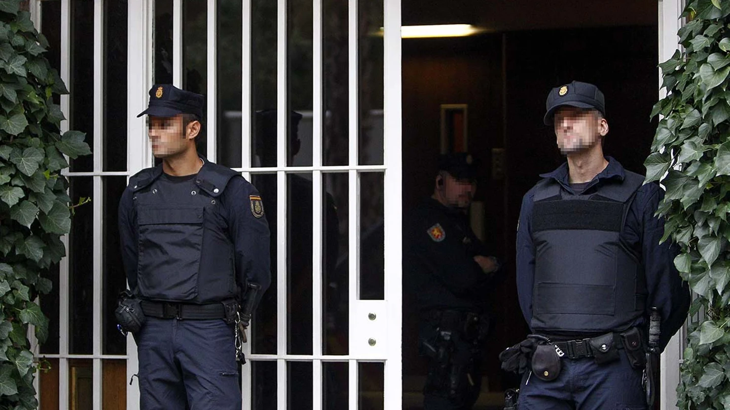 Agentes de la UDEF a la puerta del domicilio de Pujol Agentes de la UDEF a la puerta del domicilio de Pujol