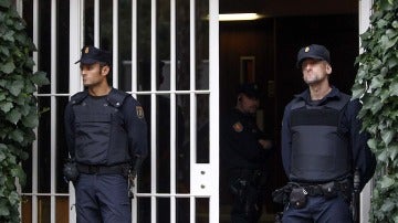 Agentes de la UDEF a la puerta del domicilio de Pujol