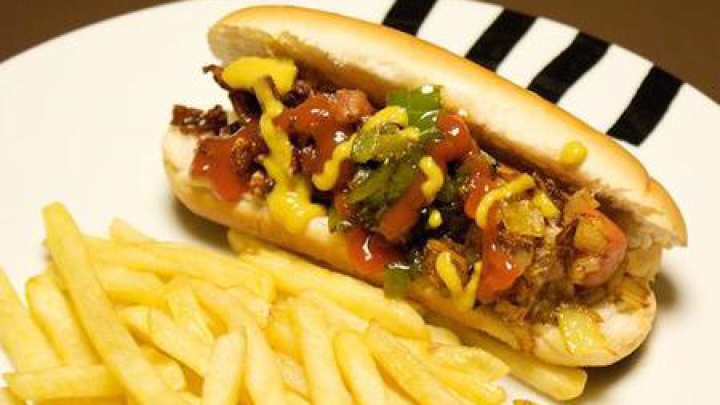 Imagen de archivo de un perrito caliente con patatas fritas