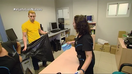 Alejandro acompaña a Mari Cruz y Pepi en una oficina Alejandro acompaña a Mari Cruz y Pepi en una oficina