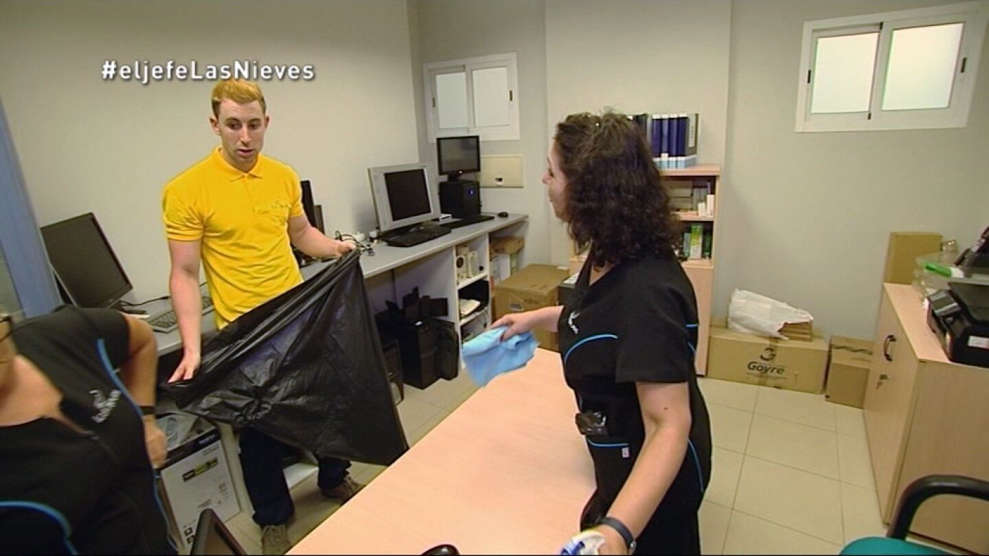 Alejandro acompa&ntilde;a a Mari Cruz y Pepi en una oficina