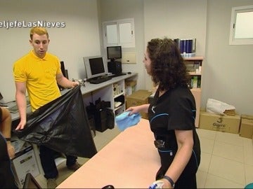 Alejandro acompaña a Mari Cruz y Pepi en una oficina Alejandro acompaña a Mari Cruz y Pepi en una oficina
