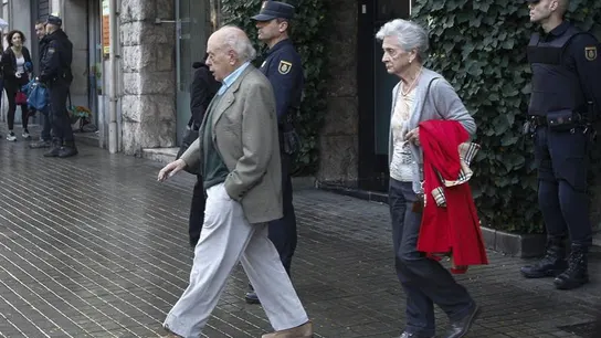 Jordi Pujol y Marta Ferrusola abandonan su domicilio durante el registro Jordi Pujol y Marta Ferrusola abandonan su domicilio durante el registro