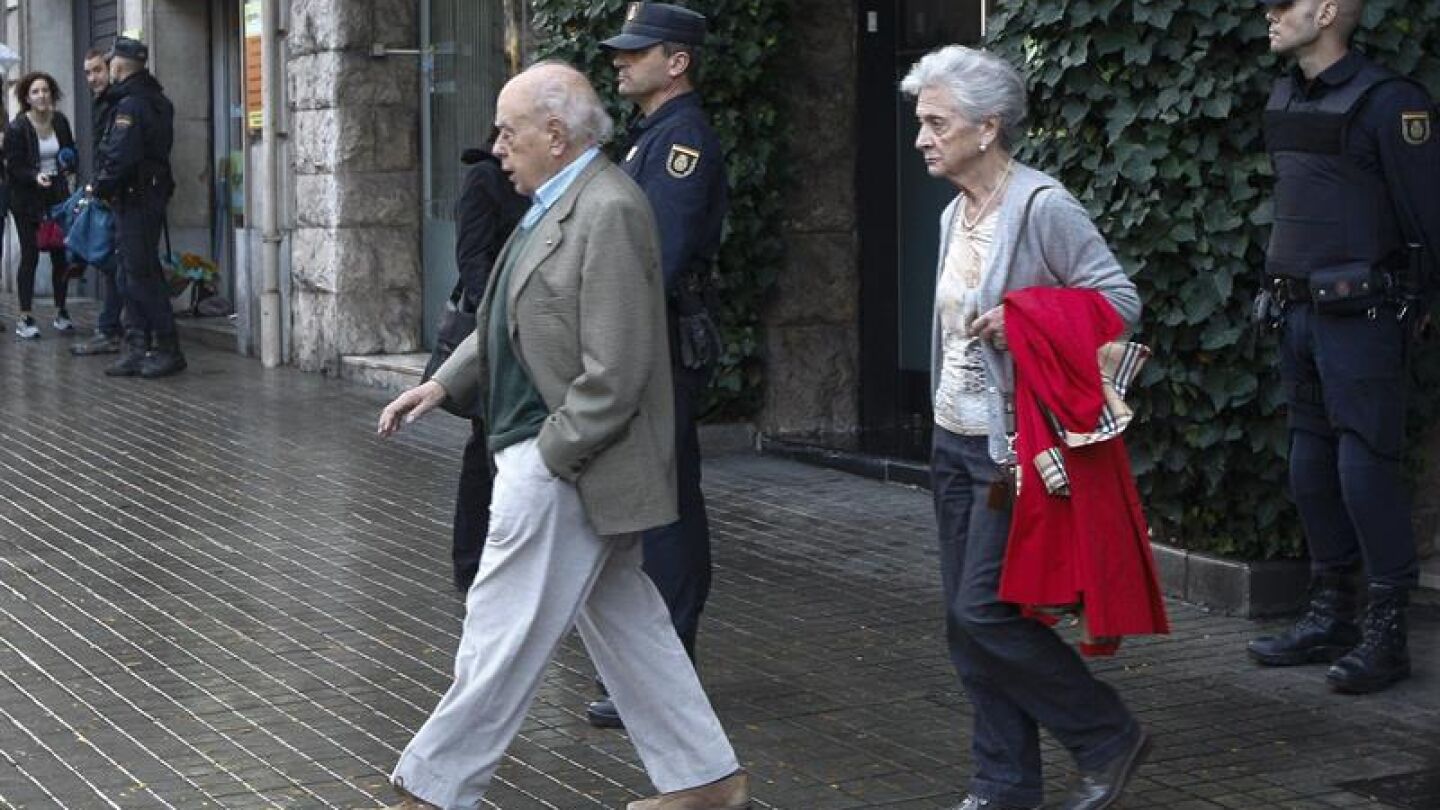 Jordi Pujol y Marta Ferrusola abandonan su domicilio durante el registro