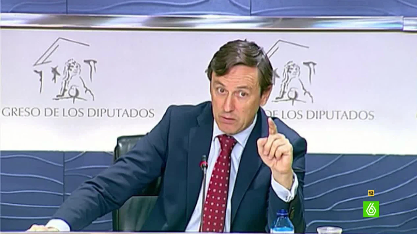 Rafael Hernando avisa del peligro al rey Juan Carlos Rafael Hernando avisa del peligro al rey Juan Carlos