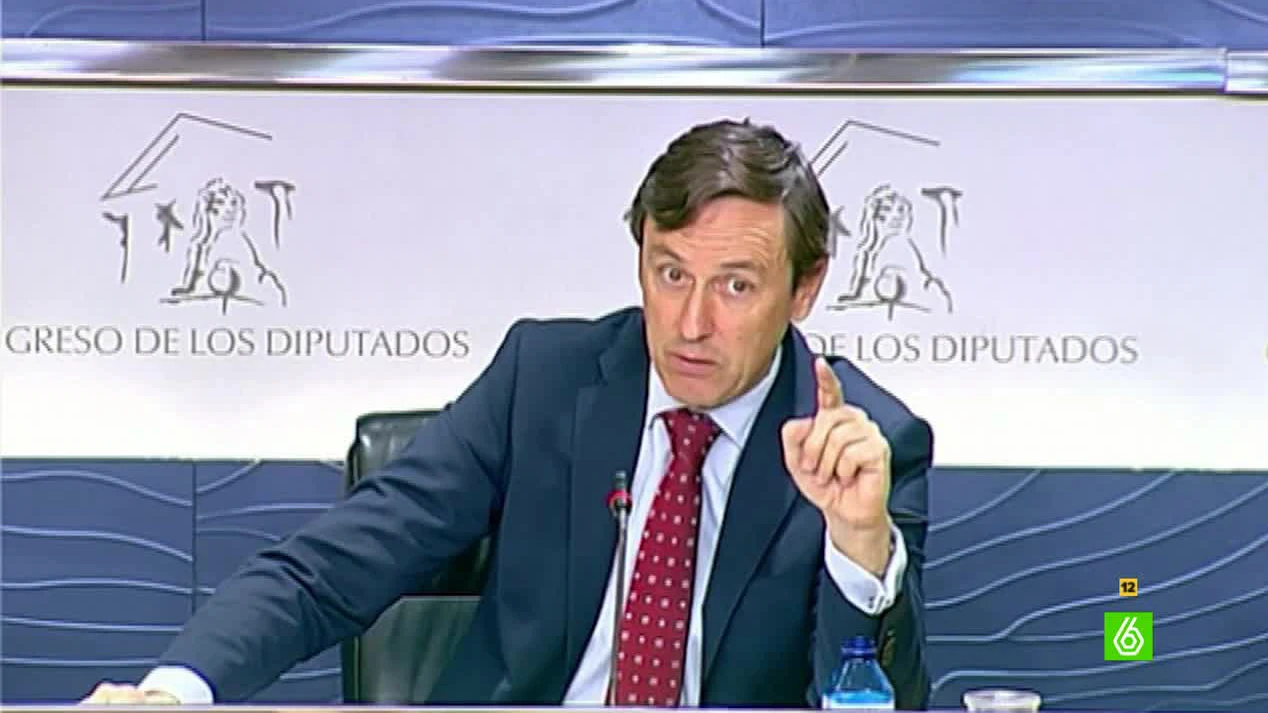 Rafael Hernando avisa del peligro al rey Juan Carlos