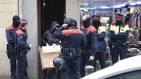 Los Mossos d'Esquadra realizan uno de los registros Los Mossos d'Esquadra realizan uno de los registros