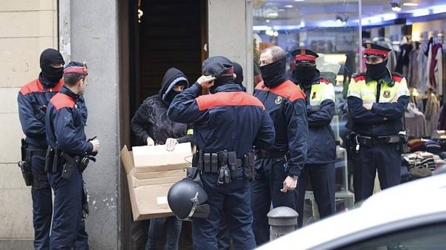 Los Mossos d'Esquadra realizan uno de los registros