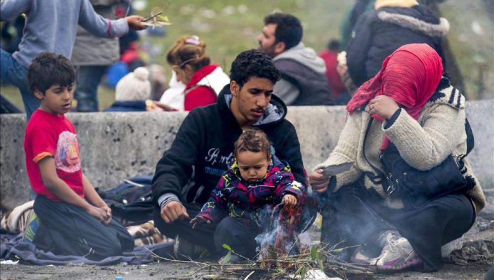 Una familia de refugiados aguarda en la frontera entre Austria y Eslovenia