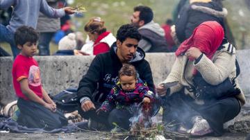 Una familia de refugiados aguarda en la frontera entre Austria y Eslovenia