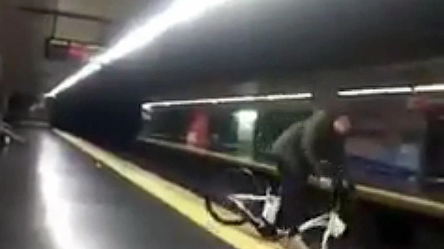 Cae a las vías del metro con una bicicleta de 'BiciMAD' Cae a las vías del metro con una bicicleta de 'BiciMAD'