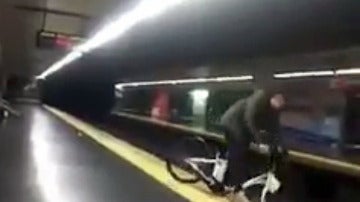 Cae a las vías del metro con una bicicleta de 'BiciMAD'