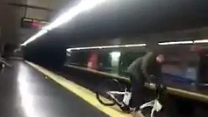 Cae a las vías del metro con una bicicleta de 'BiciMAD'