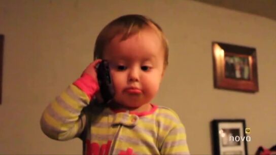 Un ni&ntilde;o conversa con dos hombres muy preocupados