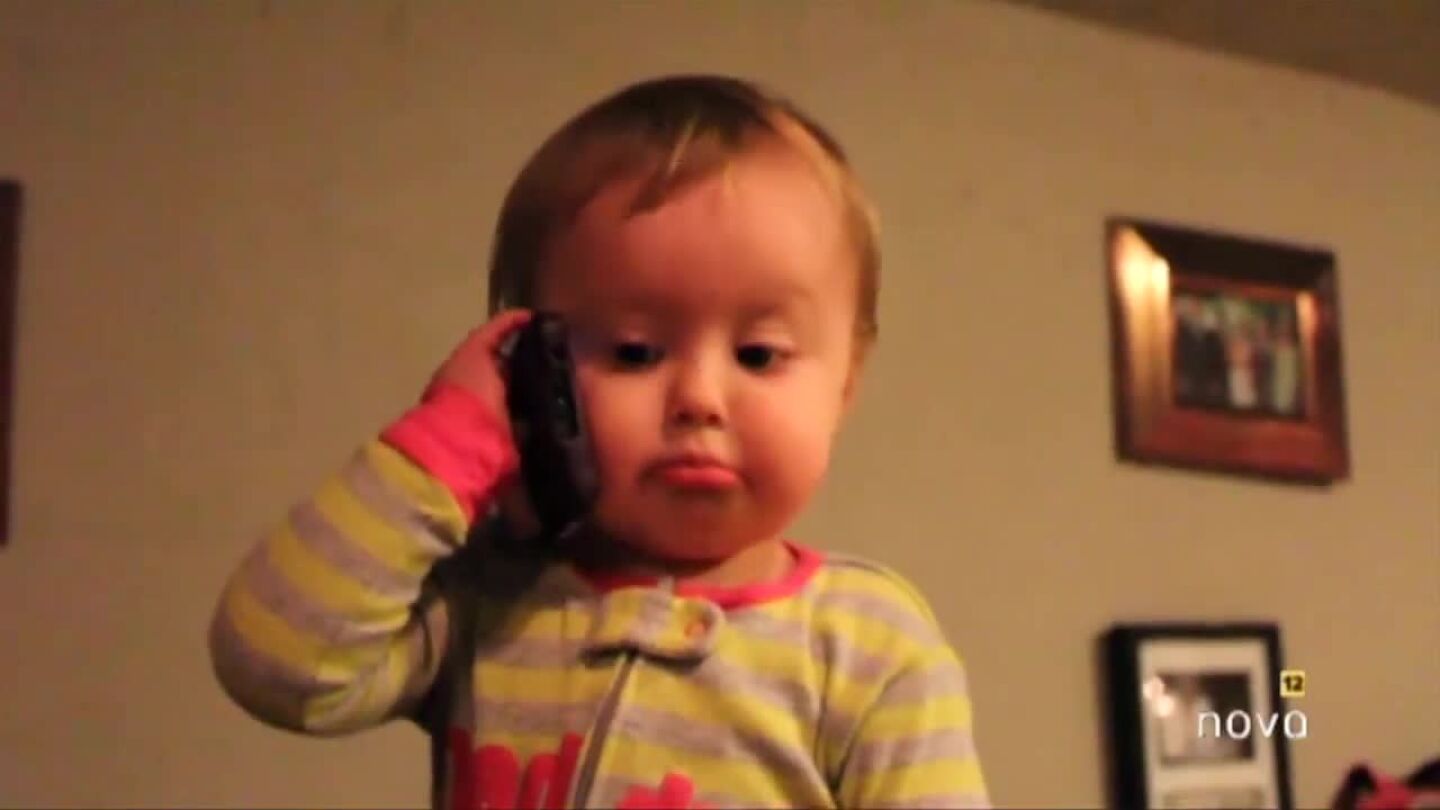 Un ni&ntilde;o conversa con dos hombres muy preocupados