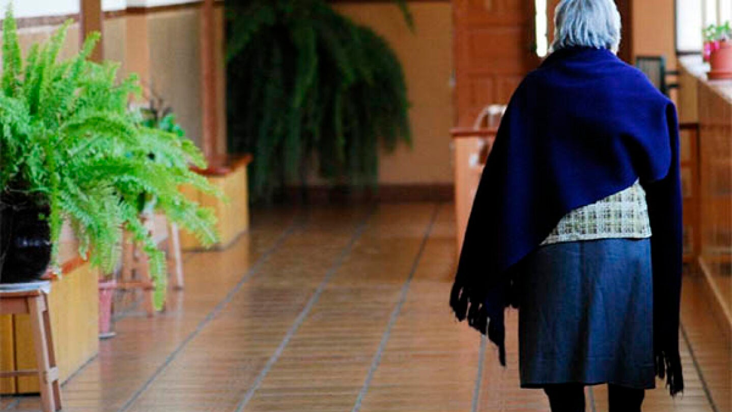 Una mujer paseando 