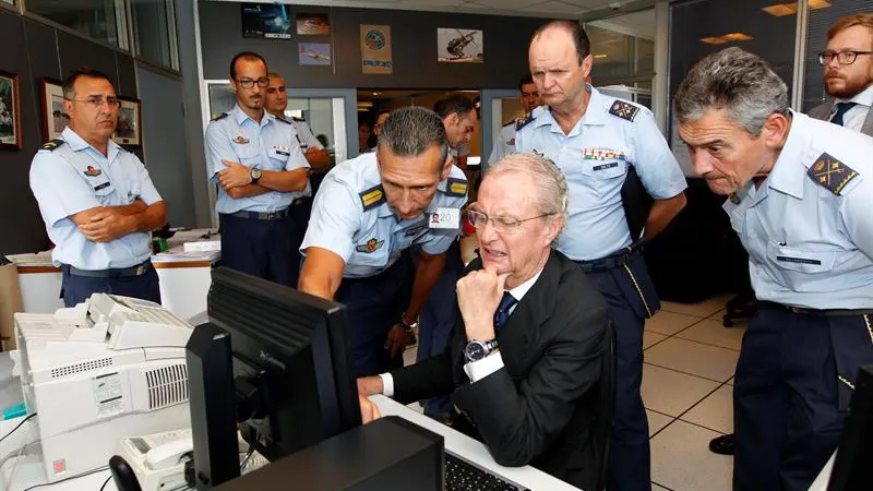 El ministro de Defensa en el centro coordinador de salvamento de Gando 