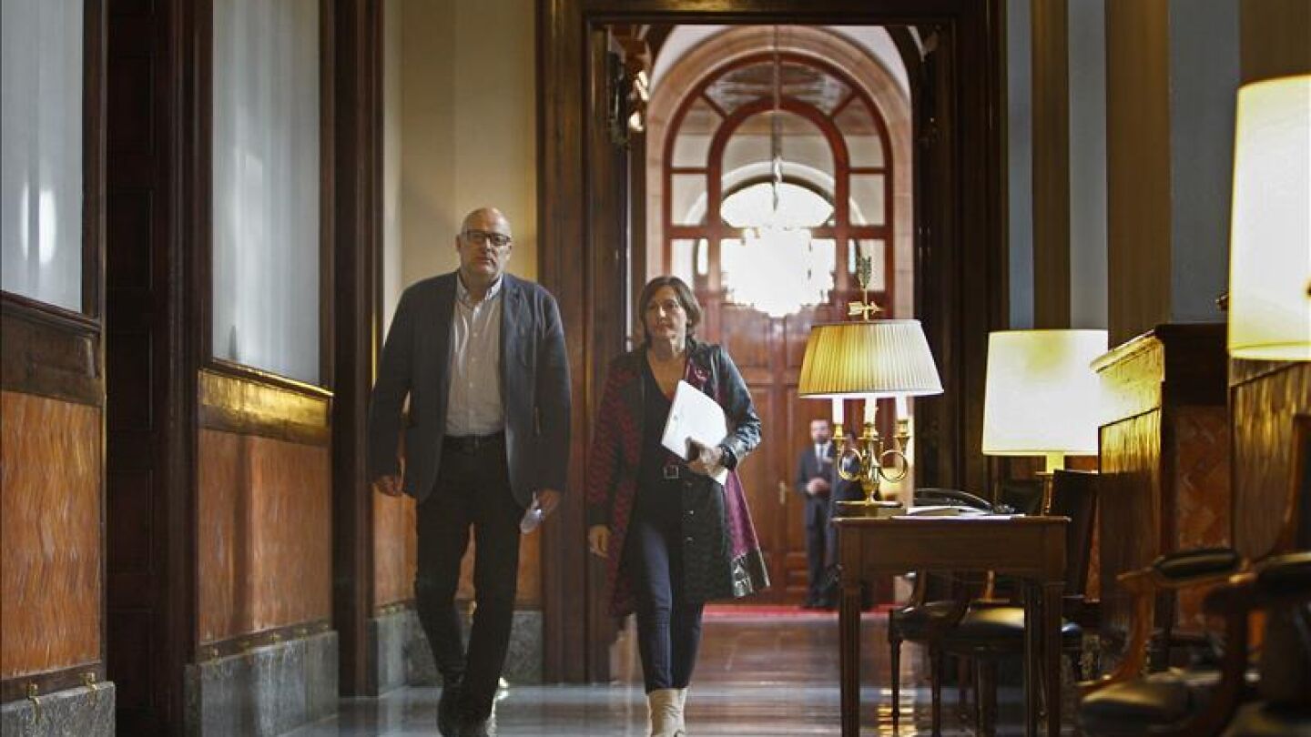 La presidenta del Parlament,Carme Forcadell junto al primer secretario de la Mesa del Parlament.