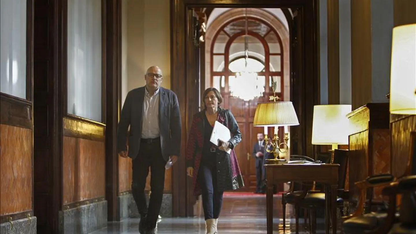 La presidenta del Parlament,Carme Forcadell junto al primer secretario de la Mesa del Parlament. La presidenta del Parlament,Carme Forcadell junto al primer secretario de la Mesa del Parlament.