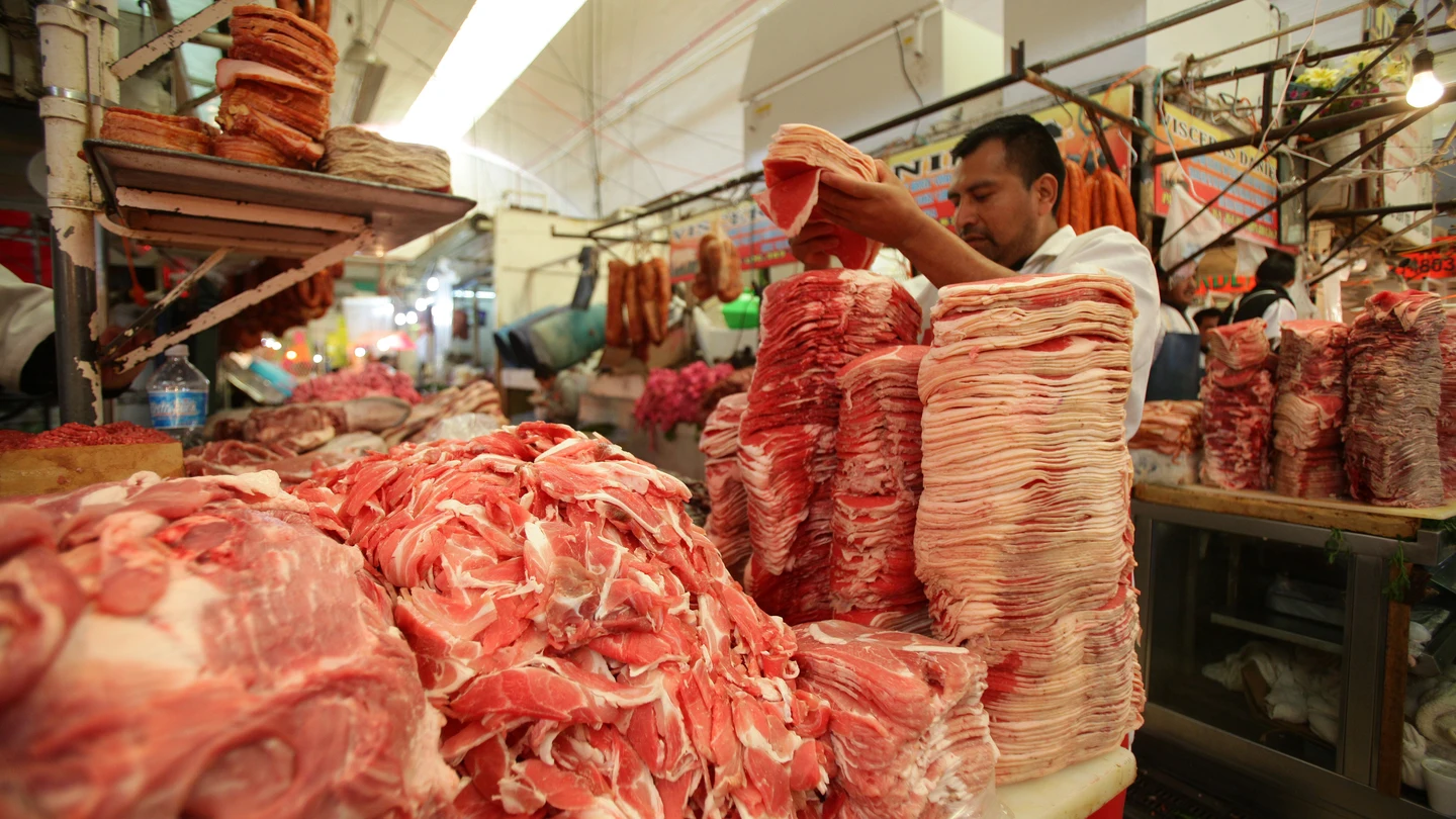 Carnicero en el mercado. Carnicero en el mercado.
