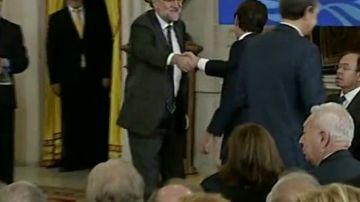 Saludo entre Mariano Rajoy y José María Aznar