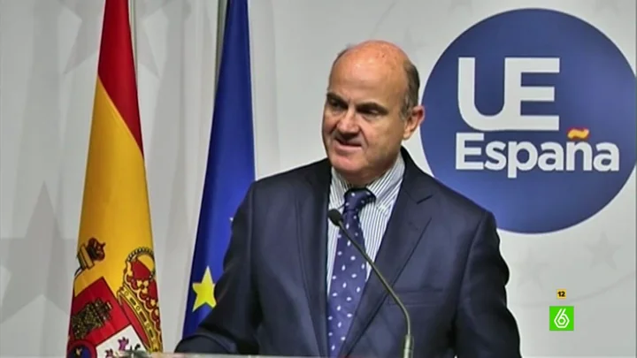 De Guindos repasa la lista de sus compañeros del PP De Guindos repasa la lista de sus compañeros del PP