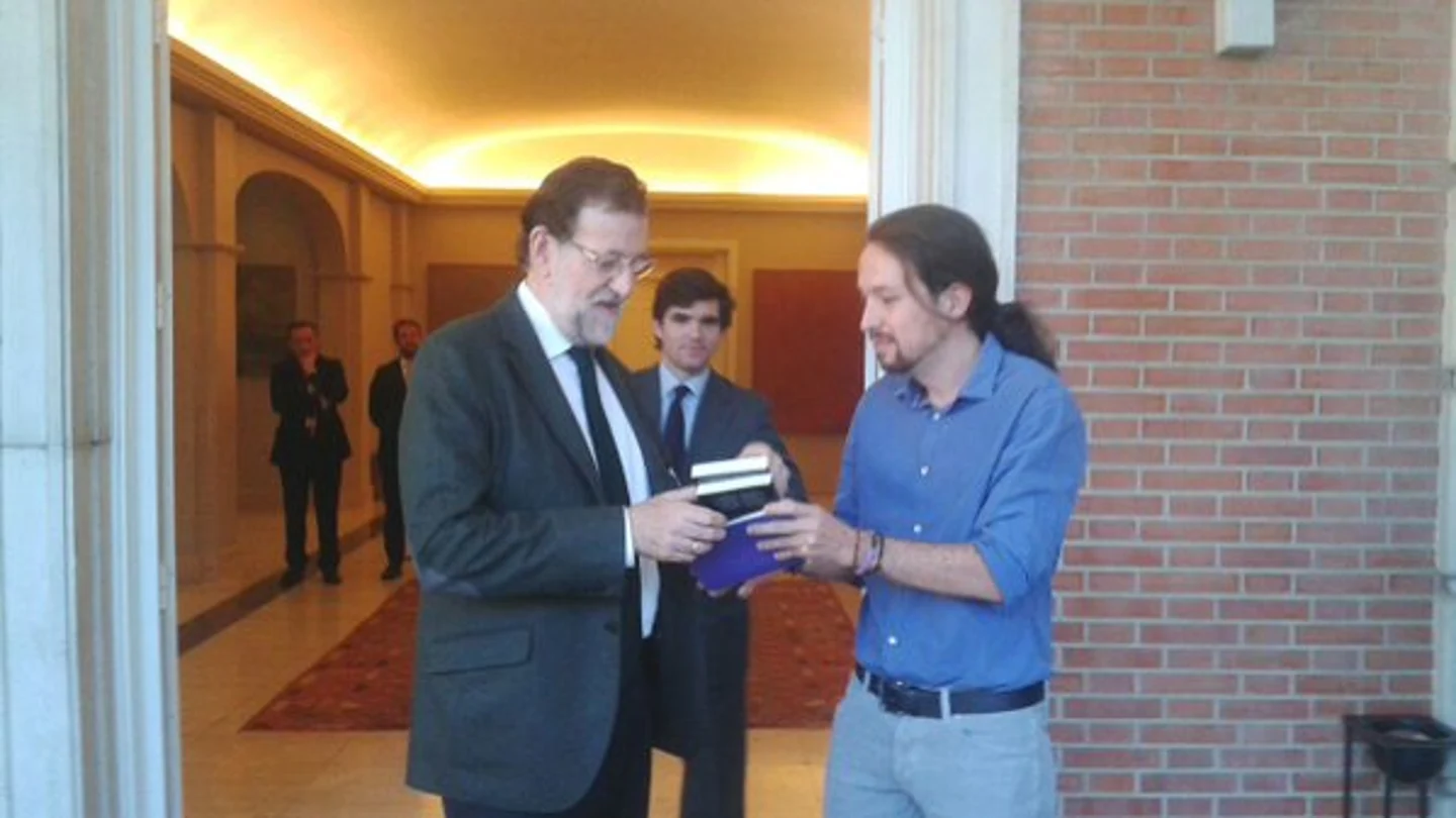 Pablo Iglesias le regala un libro a Mariano Rajoy Pablo Iglesias le regala un libro a Mariano Rajoy