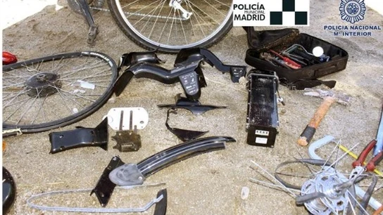 Fotografía facilitada por la Policía Nacional de restos de biciletas Fotografía facilitada por la Policía Nacional de restos de biciletas