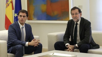 Mariano Rajoy en el Palacio de la Moncloa con Albert Rivera