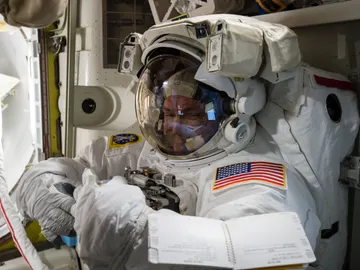 El astronauta Scott Kelly, preparándose para su primer paseo espacial El astronauta Scott Kelly, preparándose para su primer paseo espacial