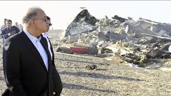 El primer ministro egipcio visita la zona del accidente a&eacute;reo