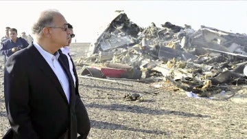 El primer ministro egipcio visita la zona del accidente aéreo