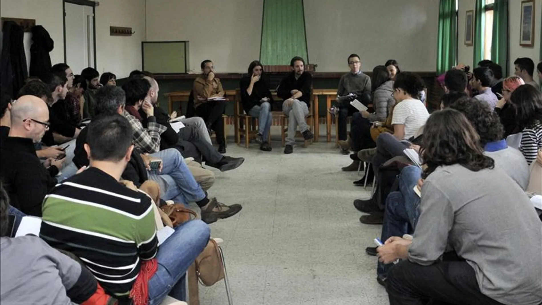 El equipo electoral de Podemos durante la votación del borrador