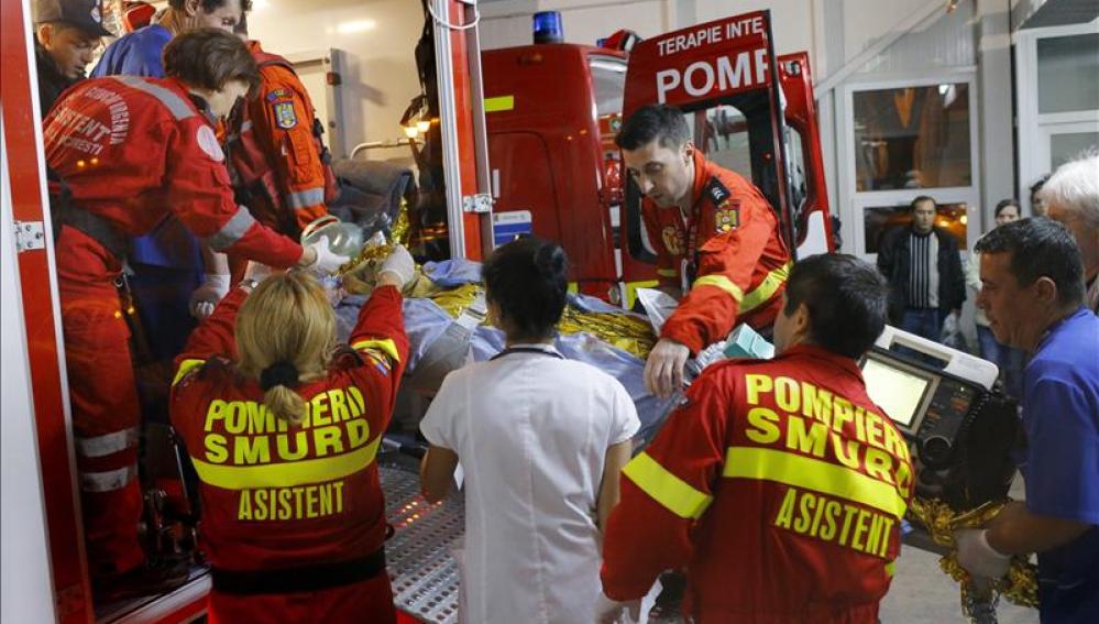 Los servicios de rescate rumanos trasladan a una persona en una ambulancia tras resultar herida 