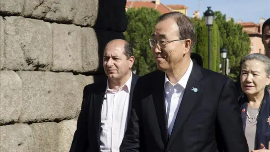 Ban Ki-Moon cruza bajo los arcos del acueducto romano de Segovia Ban Ki-Moon cruza bajo los arcos del acueducto romano de Segovia