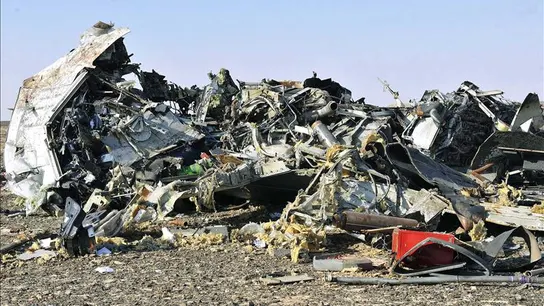 Restos del avión ruso siniestrado en el Sinaí egipcio Restos del avión ruso siniestrado en el Sinaí egipcio