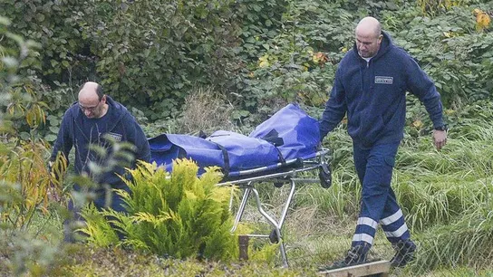 Dos médicos forenses trasladan el cuerpo de un niño encontrado en una parcela en Luckenwalde, Alemania Dos médicos forenses trasladan el cuerpo de un niño encontrado en una parcela en Luckenwalde, Alemania
