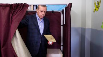 El presidente turco Erdogán votando