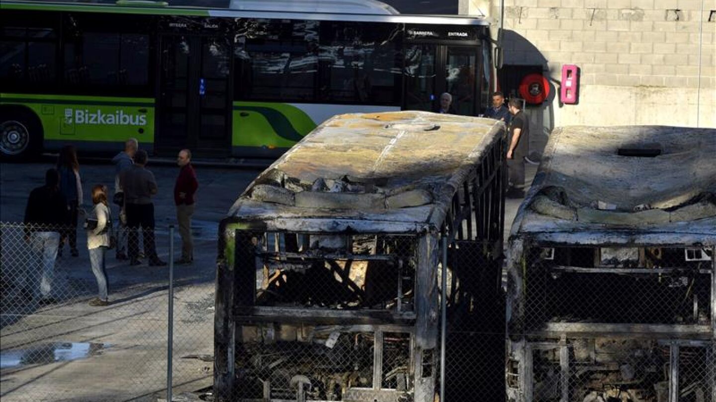 Seis autobuses han quedado completamente calcinados y otros dos parcialmente quemados