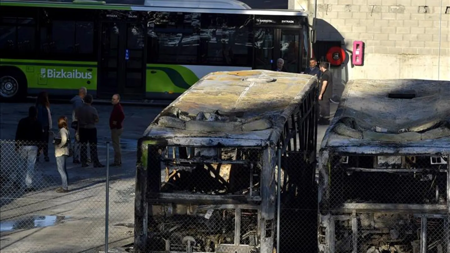 Seis autobuses han quedado completamente calcinados y otros dos parcialmente quemados Seis autobuses han quedado completamente calcinados y otros dos parcialmente quemados