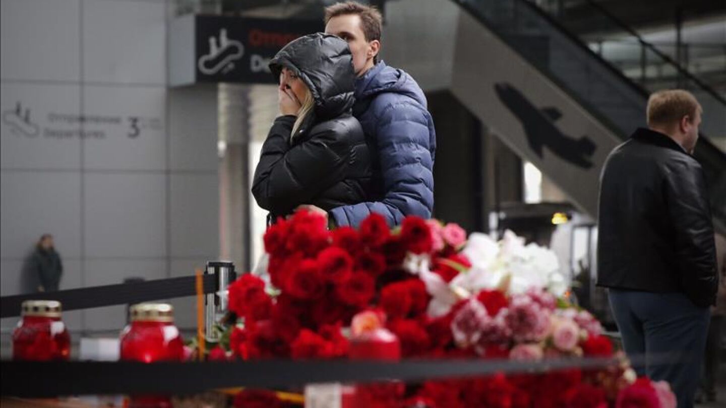 Varios personas depositan flores y velas por las v&iacute;ctimas